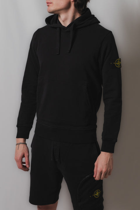 STONE ISLAND FELPA HOODIE REALIZZATA NEL CLASSICO TESSUTO FELPA CON CAPPUCCIO BADGE LOGO SU BRACCIO