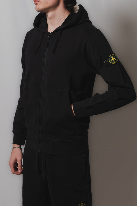 STONE ISLAND FELPA ZIP REALIZZATA NEL CLASSICO TESSUTO FELPA CON CAPPUCCIO BADGE LOGO SU BRACCIO