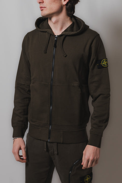 STONE ISLAND FELPA ZIP REALIZZATA NEL CLASSICO TESSUTO FELPA CON CAPPUCCIO BADGE LOGO SU BRACCIO