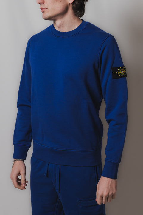 STONE ISLAND FELPA REALIZZATA NEL CLASSICO TESSUTO FELPA CON BADGE LOGO SU BRACCIO