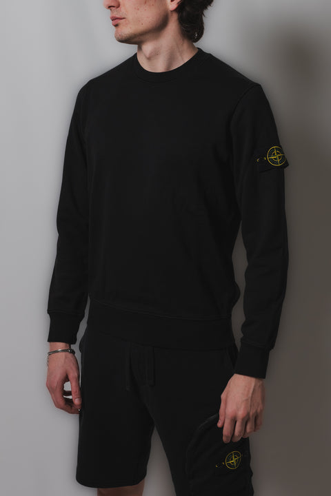 STONE ISLAND FELPA REALIZZATA NEL CLASSICO TESSUTO FELPA CON BADGE LOGO SU BRACCIO