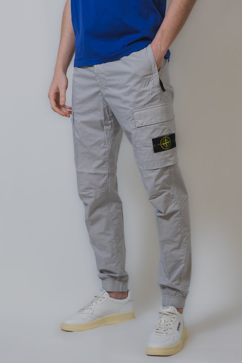 STONE ISLAND PANTALONE REGULAR REALIZZATO NELLA TELA PARACADUTE CON BADGE SU GAMBA