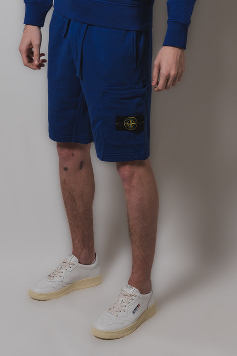 STONE ISLAND BERMUDA REALIZZATO NEL CLASSICO TESSUTO FELPA CON TASCA SU GAMBA E BADGE LOGO